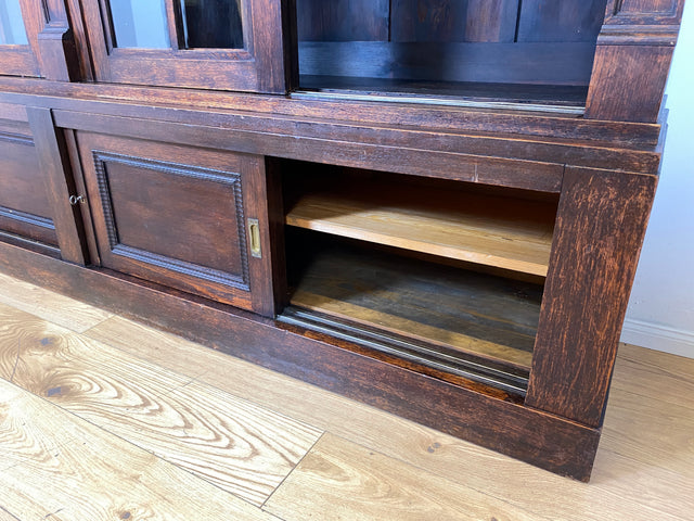 Hochwertige handverzierte Vintage Vitrine im antikem Stil aus massiver Eiche mit Schiebetüren I Büchervitrine Bücherschrank Bücherregal Regal Glasvitrine Wohnzimmerschank Jugendstil Gründerzeit I