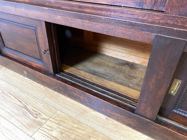 Hochwertige handverzierte Vintage Vitrine im antikem Stil aus massiver Eiche mit Schiebetüren I Büchervitrine Bücherschrank Bücherregal Regal Glasvitrine Wohnzimmerschank Jugendstil Gründerzeit I