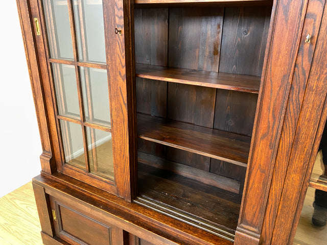 Hochwertige handverzierte Vintage Vitrine im antikem Stil aus massiver Eiche mit Schiebetüren I Büchervitrine Bücherschrank Bücherregal Regal Glasvitrine Wohnzimmerschank Jugendstil Gründerzeit I