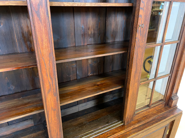 Hochwertige handverzierte Vintage Vitrine im antikem Stil aus massiver Eiche mit Schiebetüren I Büchervitrine Bücherschrank Bücherregal Regal Glasvitrine Wohnzimmerschank Jugendstil Gründerzeit I