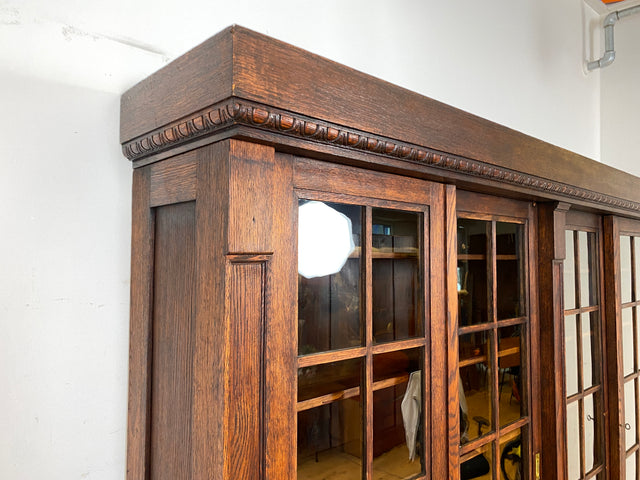 Hochwertige handverzierte Vintage Vitrine im antikem Stil aus massiver Eiche mit Schiebetüren I Büchervitrine Bücherschrank Bücherregal Regal Glasvitrine Wohnzimmerschank Jugendstil Gründerzeit I