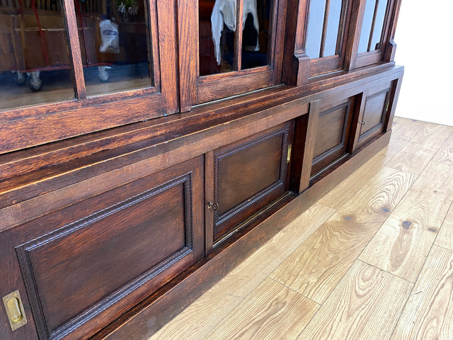 Hochwertige handverzierte Vintage Vitrine im antikem Stil aus massiver Eiche mit Schiebetüren I Büchervitrine Bücherschrank Bücherregal Regal Glasvitrine Wohnzimmerschank Jugendstil Gründerzeit I