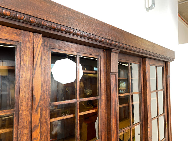 Hochwertige handverzierte Vintage Vitrine im antikem Stil aus massiver Eiche mit Schiebetüren I Büchervitrine Bücherschrank Bücherregal Regal Glasvitrine Wohnzimmerschank Jugendstil Gründerzeit I