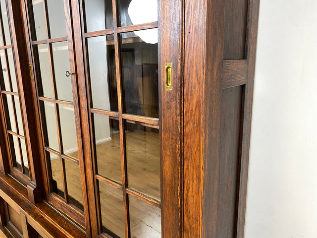 Hochwertige handverzierte Vintage Vitrine im antikem Stil aus massiver Eiche mit Schiebetüren I Büchervitrine Bücherschrank Bücherregal Regal Glasvitrine Wohnzimmerschank Jugendstil Gründerzeit I