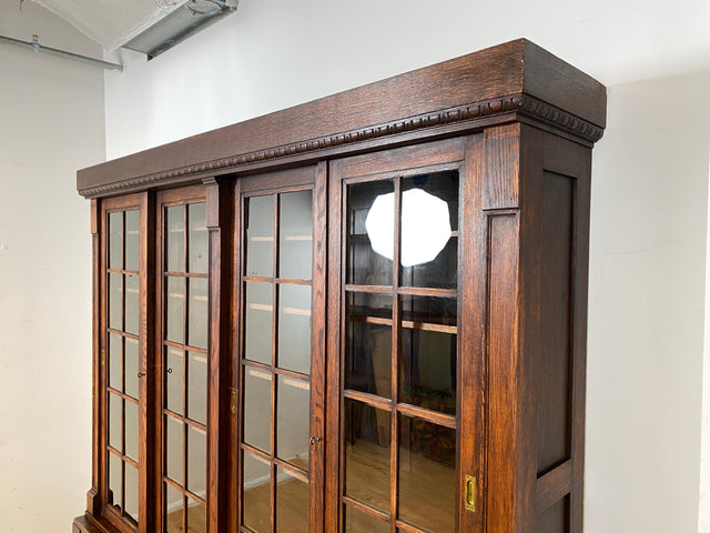 Hochwertige handverzierte Vintage Vitrine im antikem Stil aus massiver Eiche mit Schiebetüren I Büchervitrine Bücherschrank Bücherregal Regal Glasvitrine Wohnzimmerschank Jugendstil Gründerzeit I