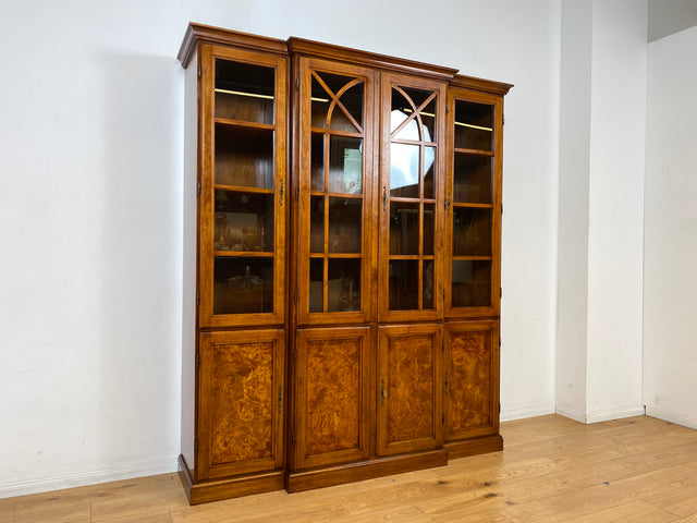 Stilvolle Vintage Vitrine im englischem Stil mit Sprossenfenstern I Büchervitrine Bücherschrank Bücherregal Regal Wohnzimmerschrank Highboard Wohnwand Stilmöbel Regency I