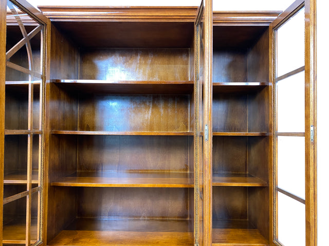 Stilvolle Vintage Vitrine im englischem Stil mit Sprossenfenstern I Büchervitrine Bücherschrank Bücherregal Regal Wohnzimmerschrank Highboard Wohnwand Stilmöbel Regency I