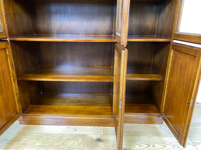 Stilvolle Vintage Vitrine im englischem Stil mit Sprossenfenstern I Büchervitrine Bücherschrank Bücherregal Regal Wohnzimmerschrank Highboard Wohnwand Stilmöbel Regency I