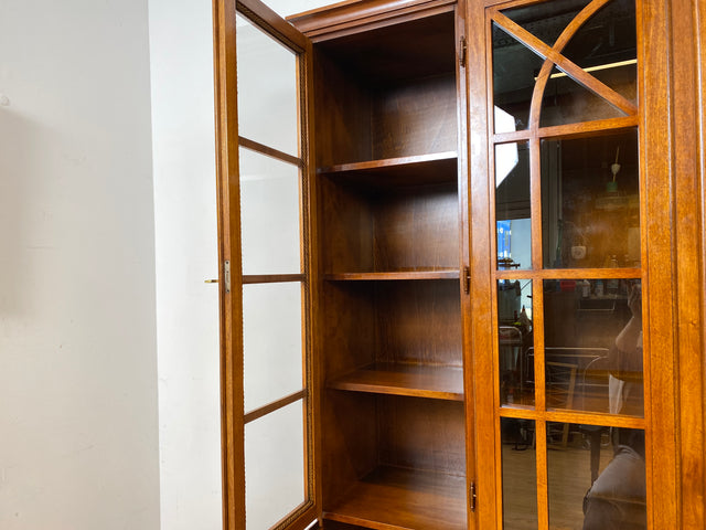 Stilvolle Vintage Vitrine im englischem Stil mit Sprossenfenstern I Büchervitrine Bücherschrank Bücherregal Regal Wohnzimmerschrank Highboard Wohnwand Stilmöbel Regency I