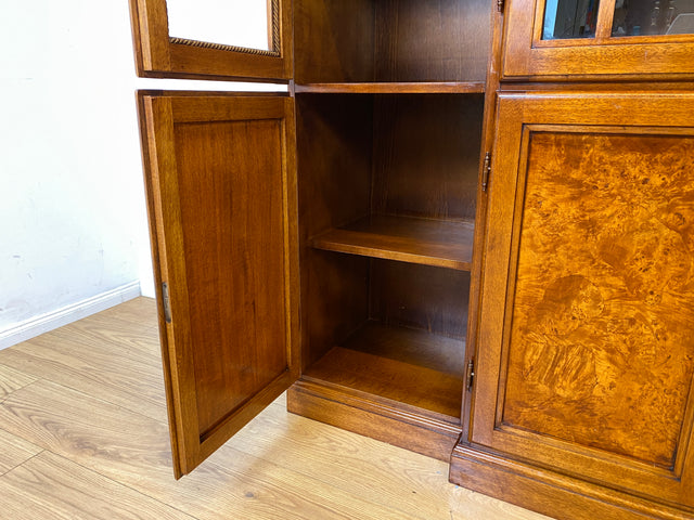 Stilvolle Vintage Vitrine im englischem Stil mit Sprossenfenstern I Büchervitrine Bücherschrank Bücherregal Regal Wohnzimmerschrank Highboard Wohnwand Stilmöbel Regency I