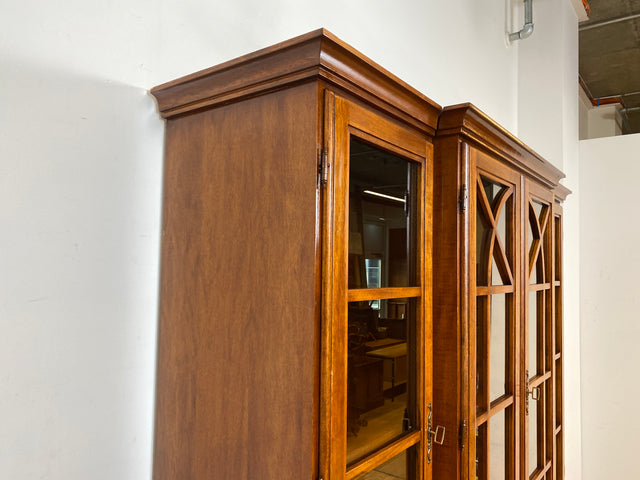 Stilvolle Vintage Vitrine im englischem Stil mit Sprossenfenstern I Büchervitrine Bücherschrank Bücherregal Regal Wohnzimmerschrank Highboard Wohnwand Stilmöbel Regency I