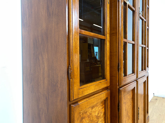 Stilvolle Vintage Vitrine im englischem Stil mit Sprossenfenstern I Büchervitrine Bücherschrank Bücherregal Regal Wohnzimmerschrank Highboard Wohnwand Stilmöbel Regency I