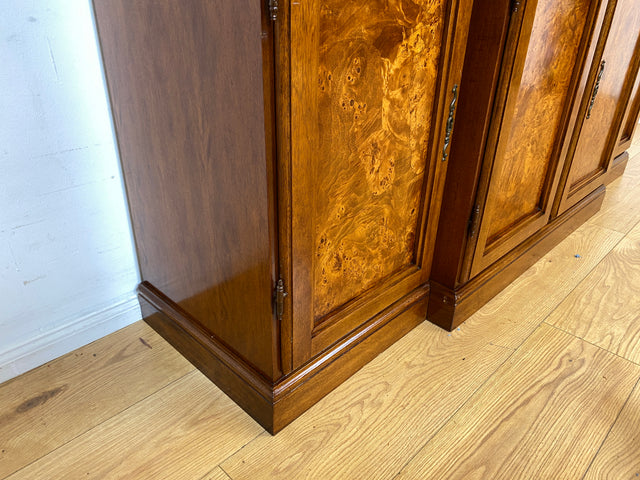 Stilvolle Vintage Vitrine im englischem Stil mit Sprossenfenstern I Büchervitrine Bücherschrank Bücherregal Regal Wohnzimmerschrank Highboard Wohnwand Stilmöbel Regency I