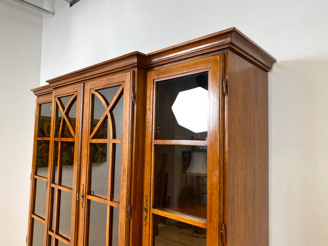 Stilvolle Vintage Vitrine im englischem Stil mit Sprossenfenstern I Büchervitrine Bücherschrank Bücherregal Regal Wohnzimmerschrank Highboard Wohnwand Stilmöbel Regency I