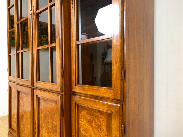 Stilvolle Vintage Vitrine im englischem Stil mit Sprossenfenstern I Büchervitrine Bücherschrank Bücherregal Regal Wohnzimmerschrank Highboard Wohnwand Stilmöbel Regency I