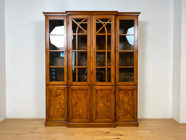 Stilvolle Vintage Vitrine im englischem Stil mit Sprossenfenstern I Büchervitrine Bücherschrank Bücherregal Regal Wohnzimmerschrank Highboard Wohnwand Stilmöbel Regency I