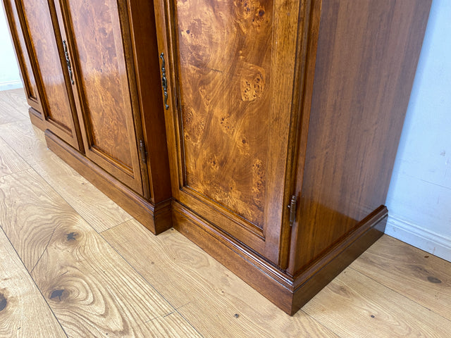 Stilvolle Vintage Vitrine im englischem Stil mit Sprossenfenstern I Büchervitrine Bücherschrank Bücherregal Regal Wohnzimmerschrank Highboard Wohnwand Stilmöbel Regency I
