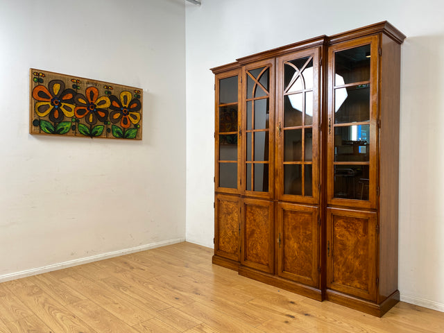 Stilvolle Vintage Vitrine im englischem Stil mit Sprossenfenstern I Büchervitrine Bücherschrank Bücherregal Regal Wohnzimmerschrank Highboard Wohnwand Stilmöbel Regency I