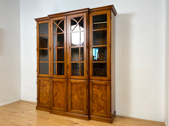 Stilvolle Vintage Vitrine im englischem Stil mit Sprossenfenstern I Büchervitrine Bücherschrank Bücherregal Regal Wohnzimmerschrank Highboard Wohnwand Stilmöbel Regency I
