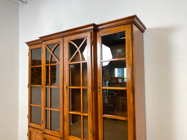 Stilvolle Vintage Vitrine im englischem Stil mit Sprossenfenstern I Büchervitrine Bücherschrank Bücherregal Regal Wohnzimmerschrank Highboard Wohnwand Stilmöbel Regency I