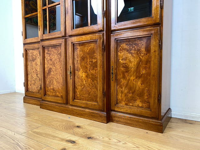 Stilvolle Vintage Vitrine im englischem Stil mit Sprossenfenstern I Büchervitrine Bücherschrank Bücherregal Regal Wohnzimmerschrank Highboard Wohnwand Stilmöbel Regency I