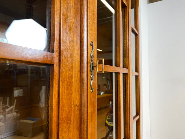 Stilvolle Vintage Vitrine im englischem Stil mit Sprossenfenstern I Büchervitrine Bücherschrank Bücherregal Regal Wohnzimmerschrank Highboard Wohnwand Stilmöbel Regency I