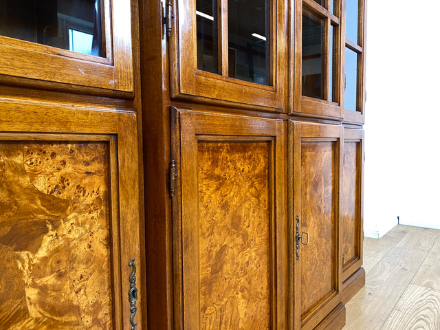 Stilvolle Vintage Vitrine im englischem Stil mit Sprossenfenstern I Büchervitrine Bücherschrank Bücherregal Regal Wohnzimmerschrank Highboard Wohnwand Stilmöbel Regency I