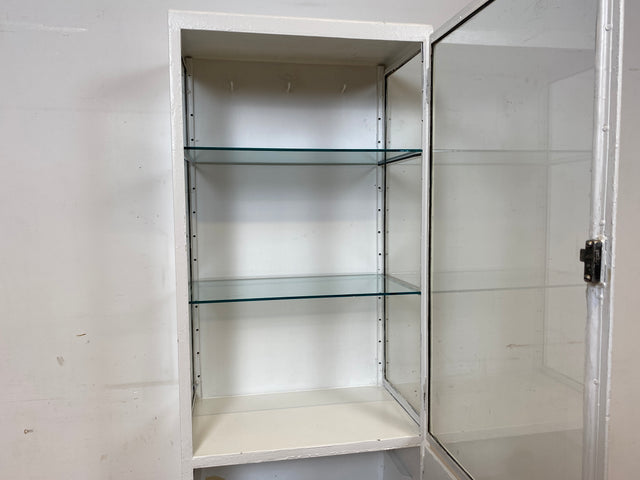 Seltener weißer 40er Jahre Medizinschrank aus Eisen I Vitrine Glasvitrine Apotheker Arzt Schrank Spind Highboard Display Industrial Design Metall Vintage Mid-Century I