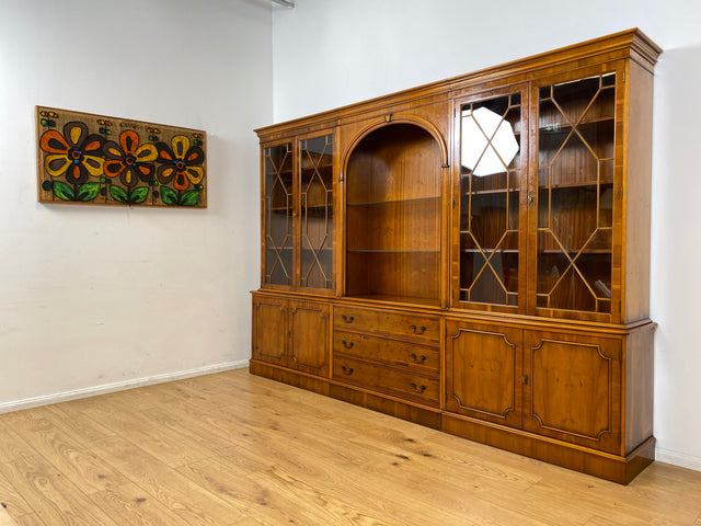 WMK I Imposanter & hochwertiger 1980er Wohnzimmerschrank im englischen Regency Stil mit Vitrine