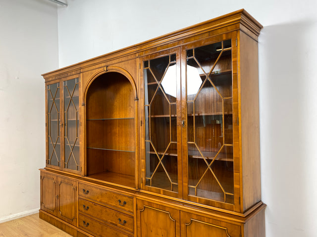 WMK I Imposanter & hochwertiger 1980er Wohnzimmerschrank im englischen Regency Stil mit Vitrine