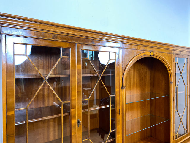 WMK I Imposanter & hochwertiger 1980er Wohnzimmerschrank im englischen Regency Stil mit Vitrine