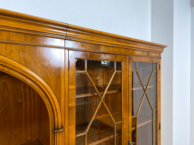 WMK I Imposanter & hochwertiger 1980er Wohnzimmerschrank im englischen Regency Stil mit Vitrine