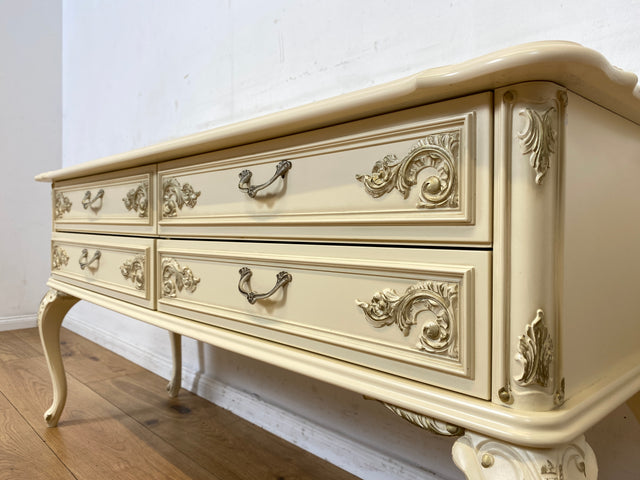 Sehr elegante weiße 70er Jahre Chippendale Kommode mit Schubladen und Messinggriffen I Sideboard Schubladenkommode Wäschekommode TV Lowboard Flurkommode Barock Vintage I
