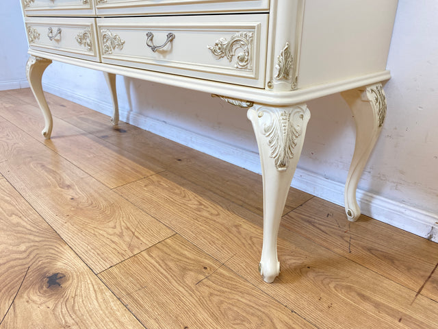 Sehr elegante weiße 70er Jahre Chippendale Kommode mit Schubladen und Messinggriffen I Sideboard Schubladenkommode Wäschekommode TV Lowboard Flurkommode Barock Vintage I