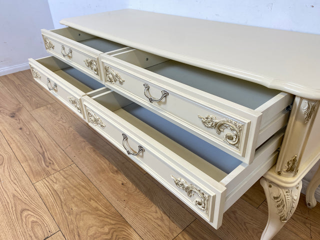 Sehr elegante weiße 70er Jahre Chippendale Kommode mit Schubladen und Messinggriffen I Sideboard Schubladenkommode Wäschekommode TV Lowboard Flurkommode Barock Vintage I