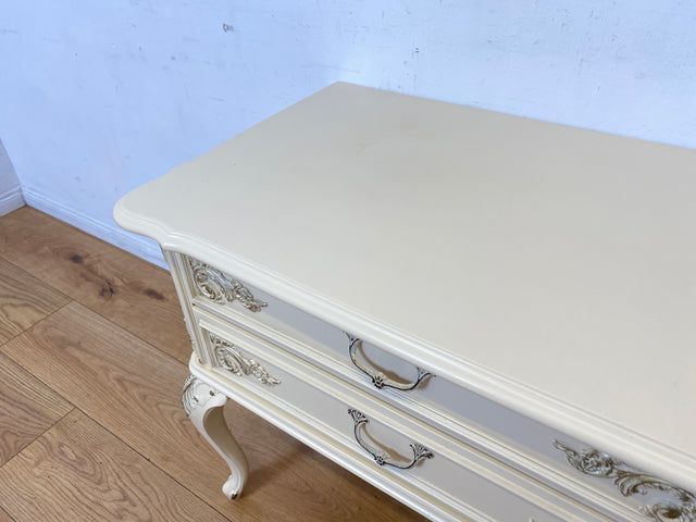 Sehr elegante weiße 70er Jahre Chippendale Kommode mit Schubladen und Messinggriffen I Sideboard Schubladenkommode Wäschekommode TV Lowboard Flurkommode Barock Vintage I
