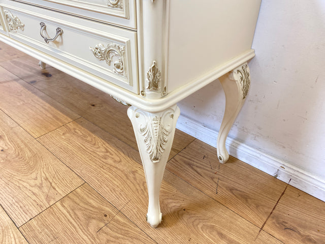 Sehr elegante weiße 70er Jahre Chippendale Kommode mit Schubladen und Messinggriffen I Sideboard Schubladenkommode Wäschekommode TV Lowboard Flurkommode Barock Vintage I