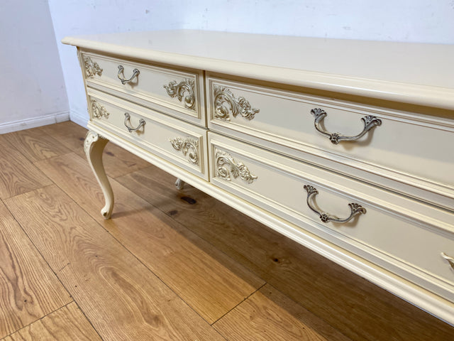 Sehr elegante weiße 70er Jahre Chippendale Kommode mit Schubladen und Messinggriffen I Sideboard Schubladenkommode Wäschekommode TV Lowboard Flurkommode Barock Vintage I