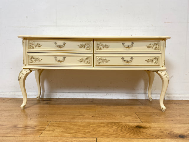 Sehr elegante weiße 70er Jahre Chippendale Kommode mit Schubladen und Messinggriffen I Sideboard Schubladenkommode Wäschekommode TV Lowboard Flurkommode Barock Vintage I