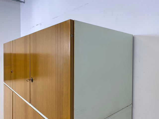 WMK I Retro pur! I Stilvoller und sehr geräumiger weißer 70er Jahre Kleiderschrank mit Aufsatz