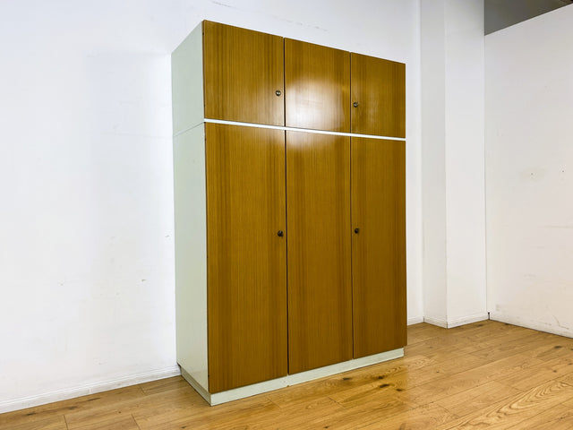 WMK I Retro pur! I Stilvoller und sehr geräumiger weißer 70er Jahre Kleiderschrank mit Aufsatz