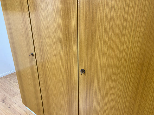 WMK I Retro pur! I Stilvoller und sehr geräumiger weißer 70er Jahre Kleiderschrank mit Aufsatz