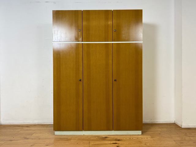 WMK I Retro pur! I Stilvoller und sehr geräumiger weißer 70er Jahre Kleiderschrank mit Aufsatz