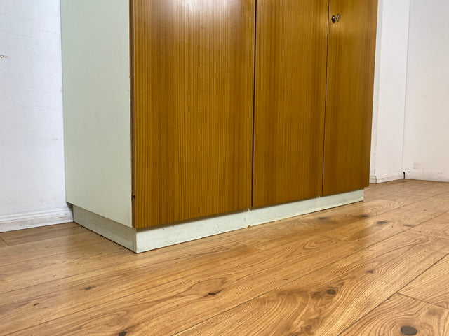 WMK I Retro pur! I Stilvoller und sehr geräumiger weißer 70er Jahre Kleiderschrank mit Aufsatz