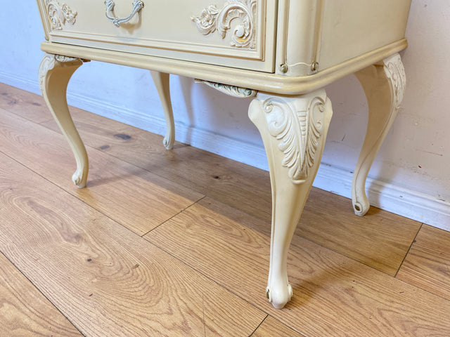 Wunderschöner weißer Chippendale Nachttisch mit Schubladen und Messinggriffen I Nachtkommode Nachtschrank Nachtschränkchen Kommode Beistelltisch Vintage Barock I