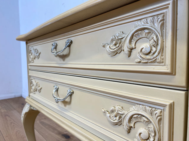 Wunderschöner weißer Chippendale Nachttisch mit Schubladen und Messinggriffen I Nachtkommode Nachtschrank Nachtschränkchen Kommode Beistelltisch Vintage Barock I