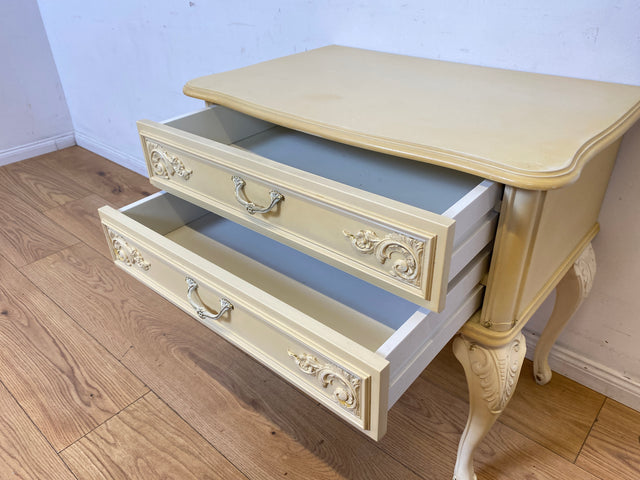 Wunderschöner weißer Chippendale Nachttisch mit Schubladen und Messinggriffen I Nachtkommode Nachtschrank Nachtschränkchen Kommode Beistelltisch Vintage Barock I