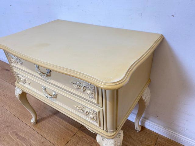 Wunderschöner weißer Chippendale Nachttisch mit Schubladen und Messinggriffen I Nachtkommode Nachtschrank Nachtschränkchen Kommode Beistelltisch Vintage Barock I