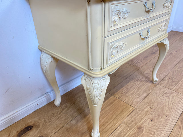 Wunderschöner weißer Chippendale Nachttisch mit Schubladen und Messinggriffen I Nachtkommode Nachtschrank Nachtschränkchen Kommode Beistelltisch Vintage Barock I