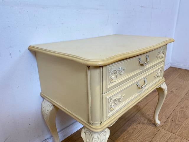Wunderschöner weißer Chippendale Nachttisch mit Schubladen und Messinggriffen I Nachtkommode Nachtschrank Nachtschränkchen Kommode Beistelltisch Vintage Barock I
